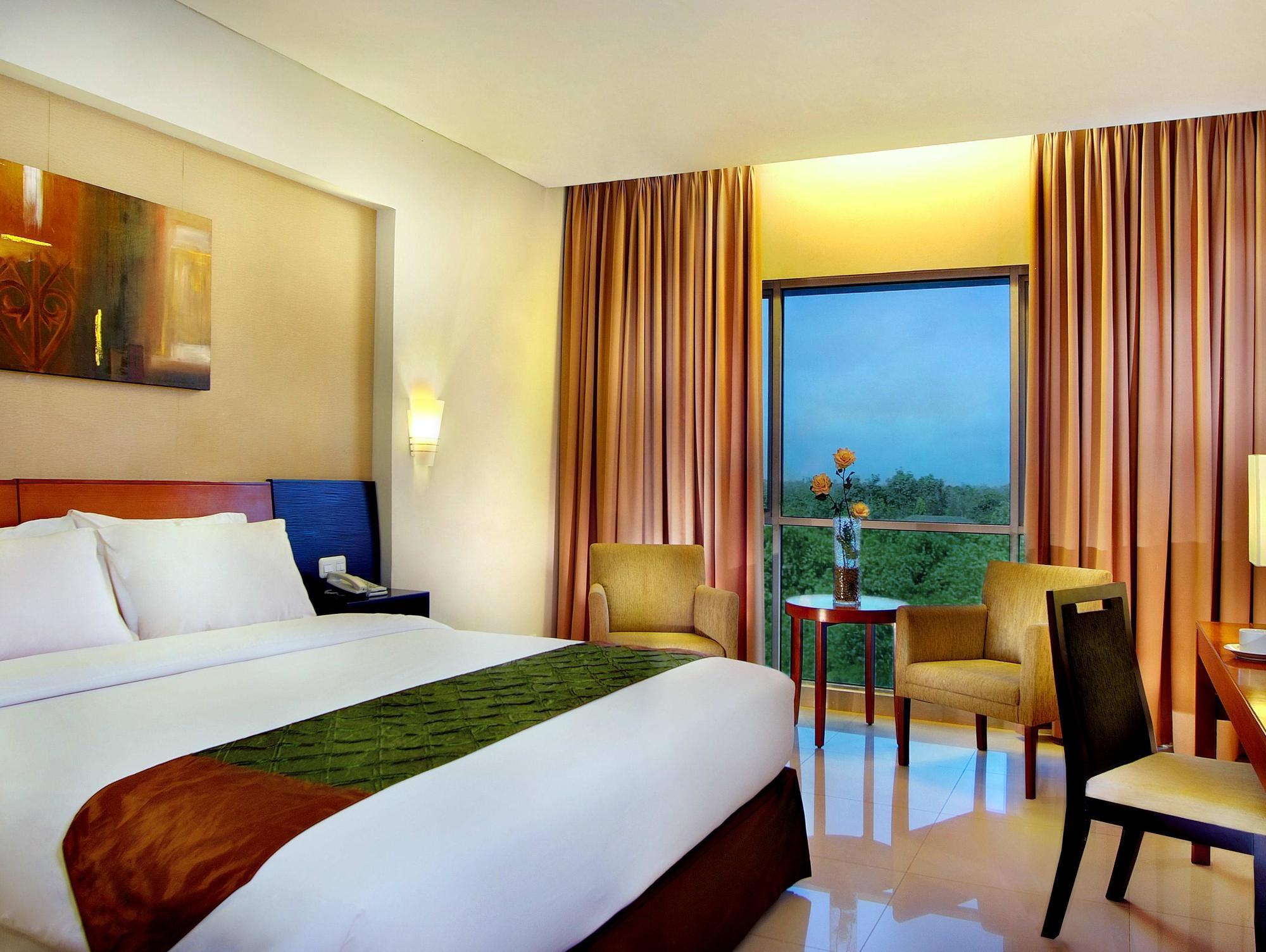 Aston Tanjung City Hotel Exterior photo