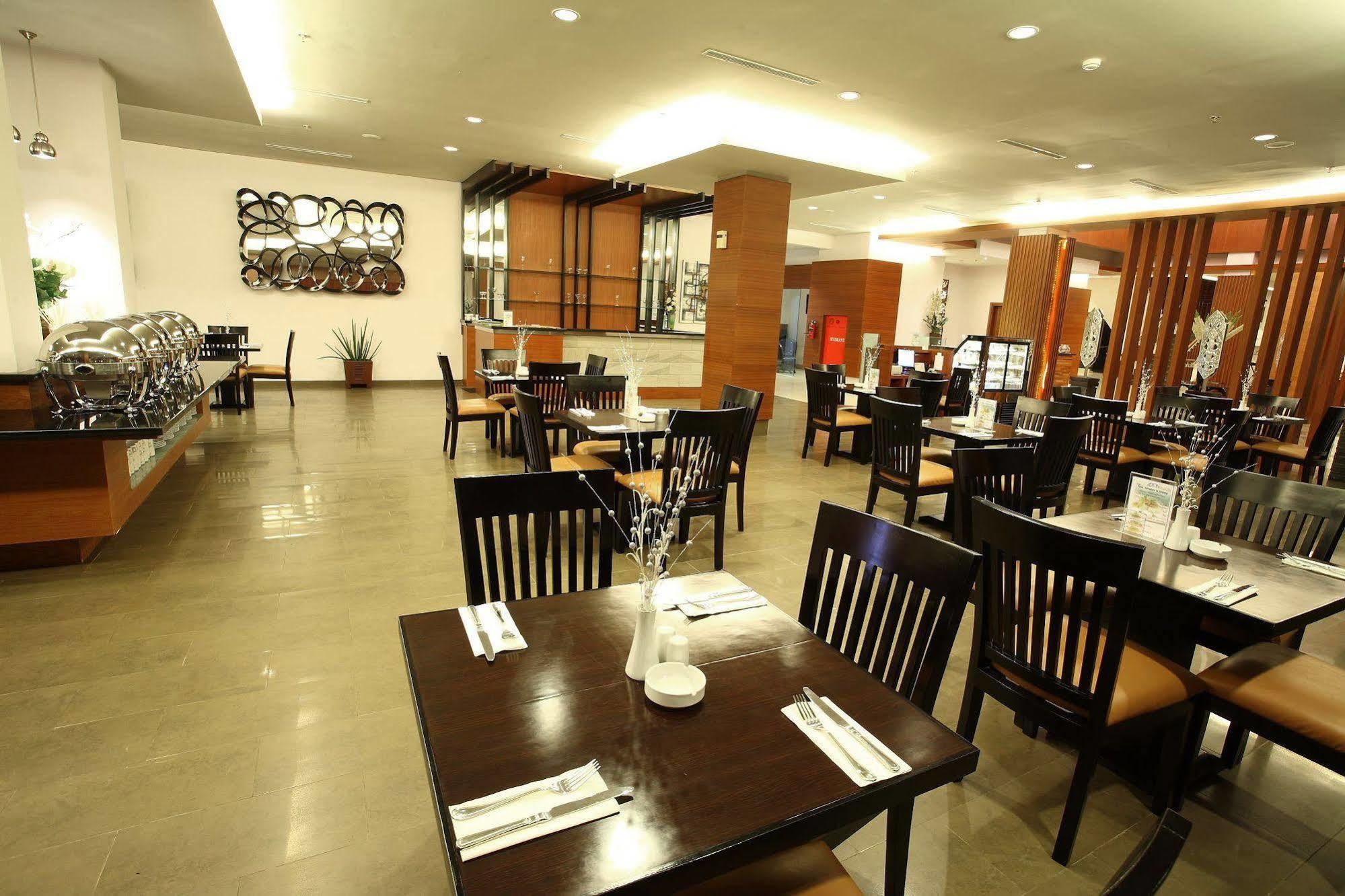 Aston Tanjung City Hotel Exterior photo